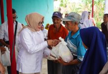 Selain Serap Aspirasi, Elly Wahyuni Bagikan Sembako Untuk Warga