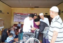 Yanuar Berikan Bantuan Kursi Roda saat Reses untuk Penyandang Disabilitas