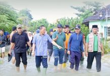 Qudrotul Ikhwan Tinjau Warga Terdampak Banjir di Kampung Bugis Bupati Tulang Bawang, Qudrotul Ikhwan