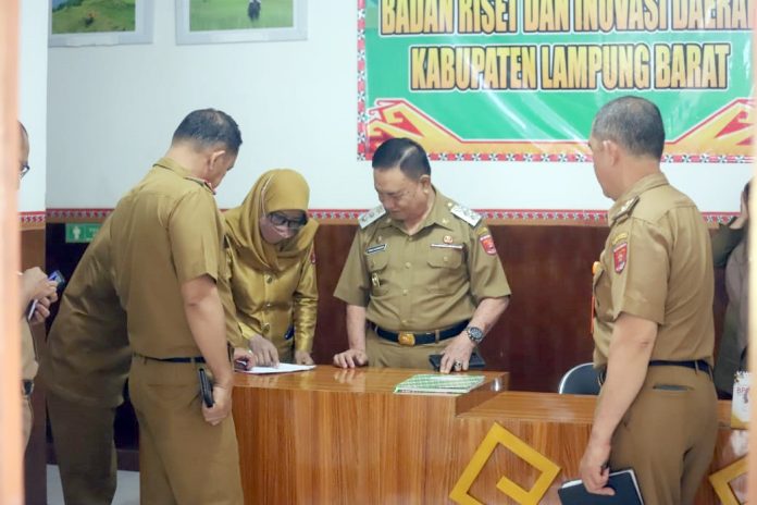 Wabup Mad Hasnurin melihat absen kehadiran pegawai
