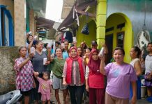 Kostiana Tinjau Warga Terdampak Banjir di Panjang