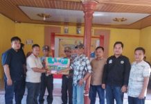 Kepala Kampung Penawar Edy Saputra Jaya Bagikan BLT-DD Tahap 1