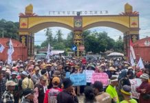 Petani Geruduk Bupati Lampung Tengah