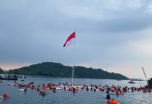 Pengibaran Merah Putih di Laut Mutun Pecahkan Rekor MURI