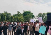 Ratusan Wartawan Tuntut Bupati Copot Kadis Kominfo Tulang Bawang