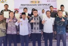 Ketua DPRD Lampung Serahkan Sertifikat PTSL ke Warga Braja Harjosari