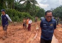 Viral Jalan Bak Kubangan, Deni Ribowo Tinjau Langsung ke Way Kanan