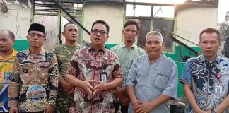 Kadisdik Tulang Bawang Tinjau Rumah Dinas Guru yang Terbakar di SDN 02 Tiuh Toho